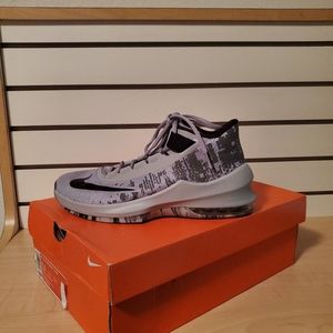 Men Nike tennis shoe